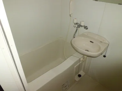 洗面台付バスルーム。