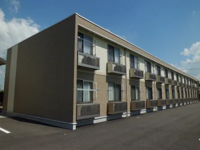 全28戸。横長の建物です。