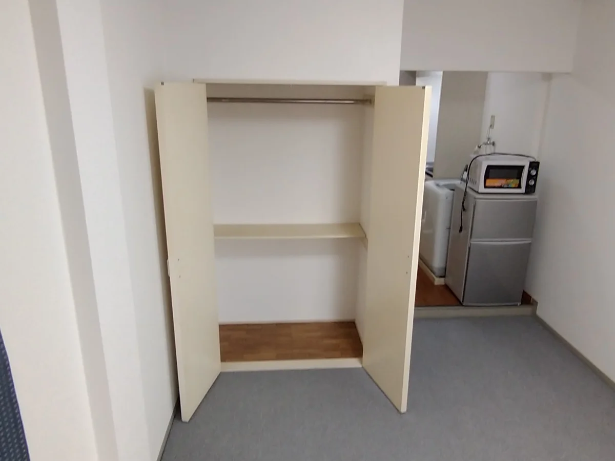 写真は備品設置部屋です（冷蔵庫・洗濯機）