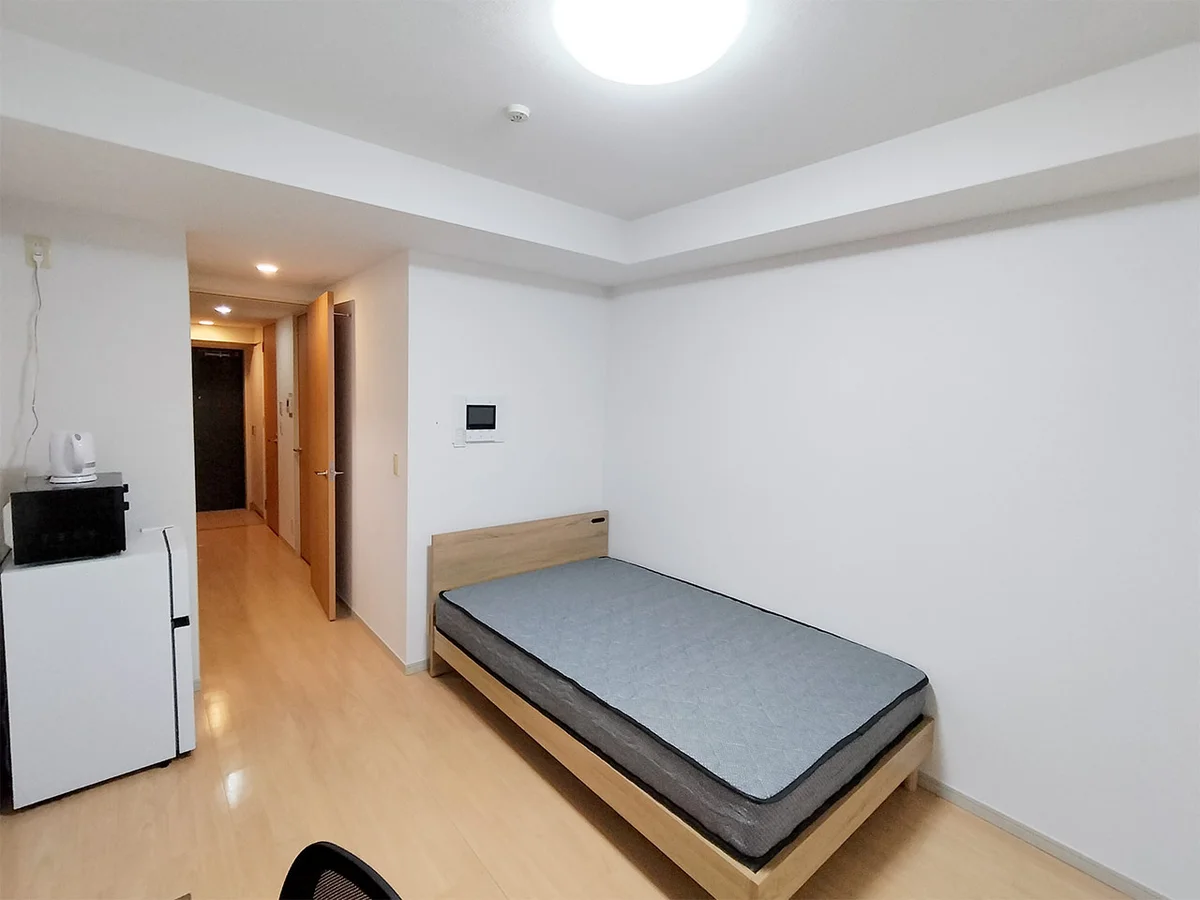 写真はお部屋のイメージです。ラグなどの室内装飾はございません。