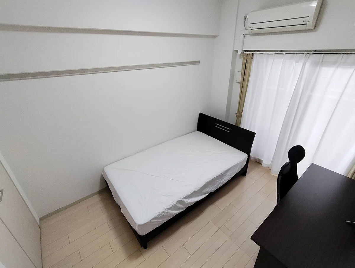 写真はお部屋のイメージです。ラグなどの室内装飾はございません。