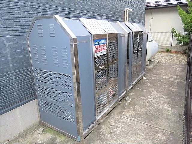 敷地内にゴミ庫が設置されておりゴミ捨てに便利です