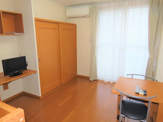 カーテンやテーブル、テレビも備え付けです