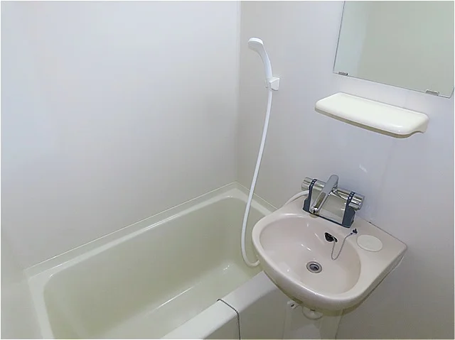 洗面台とユニット式のお風呂です