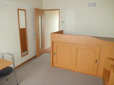 ベッドや姿見・机など、充実の設備です。