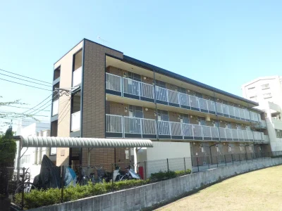 可児川の畔に建つ３階建てです。