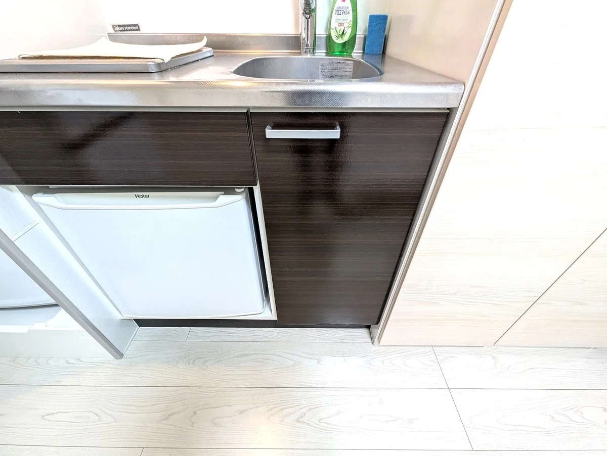 キッチンの下にも収納あり！