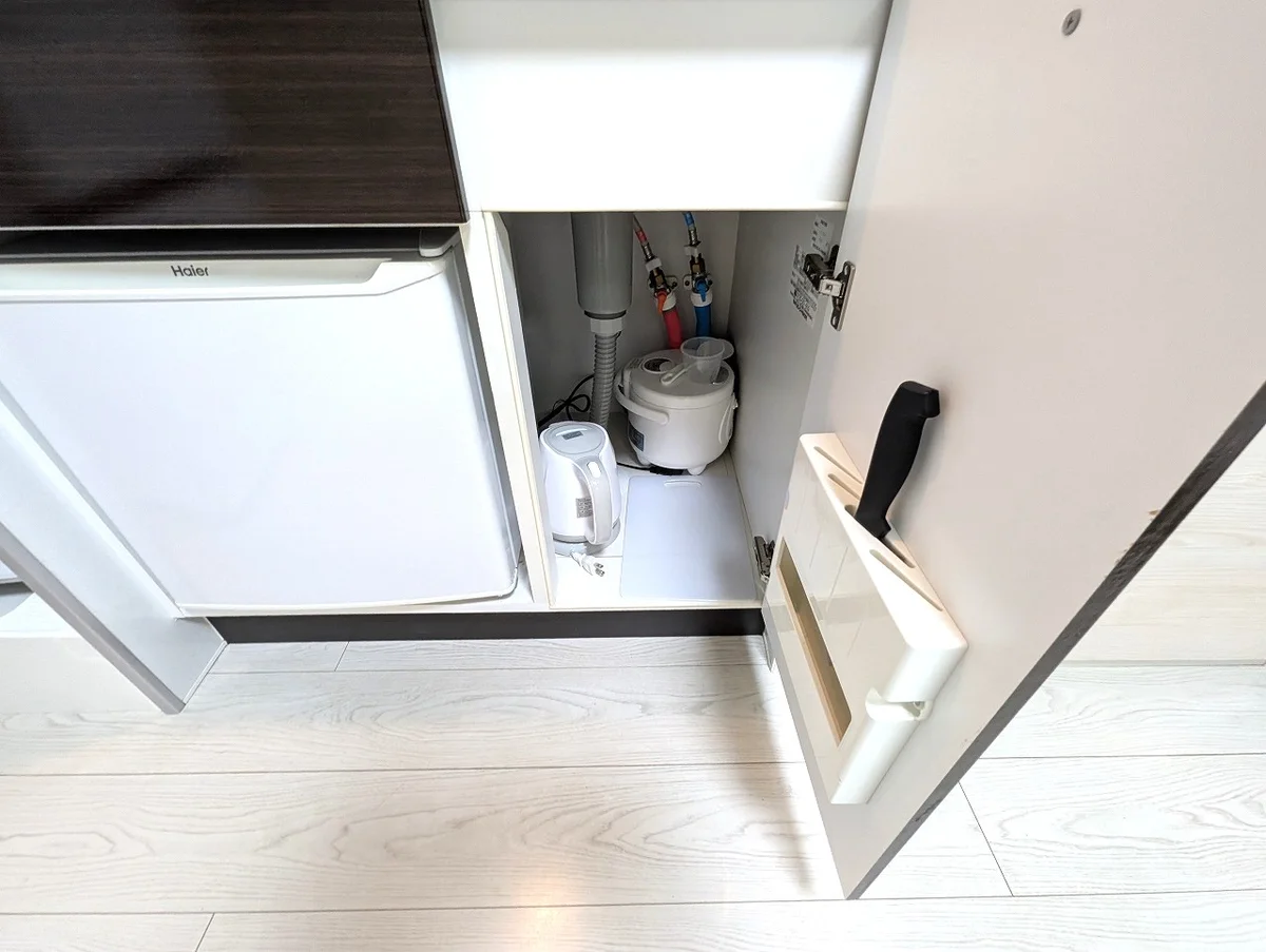 キッチンの下にも収納あり！