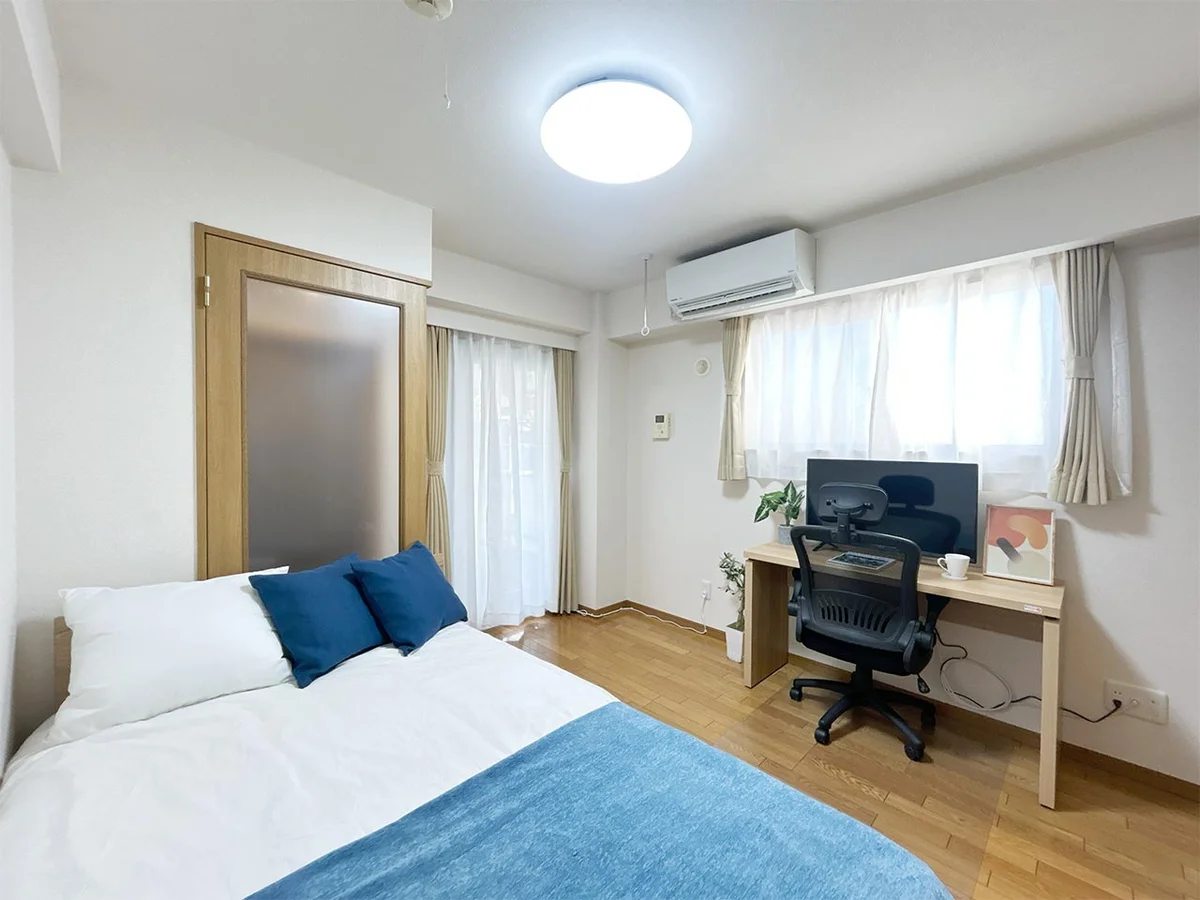 写真はお部屋のイメージです。ラグなどの室内装飾はございません。