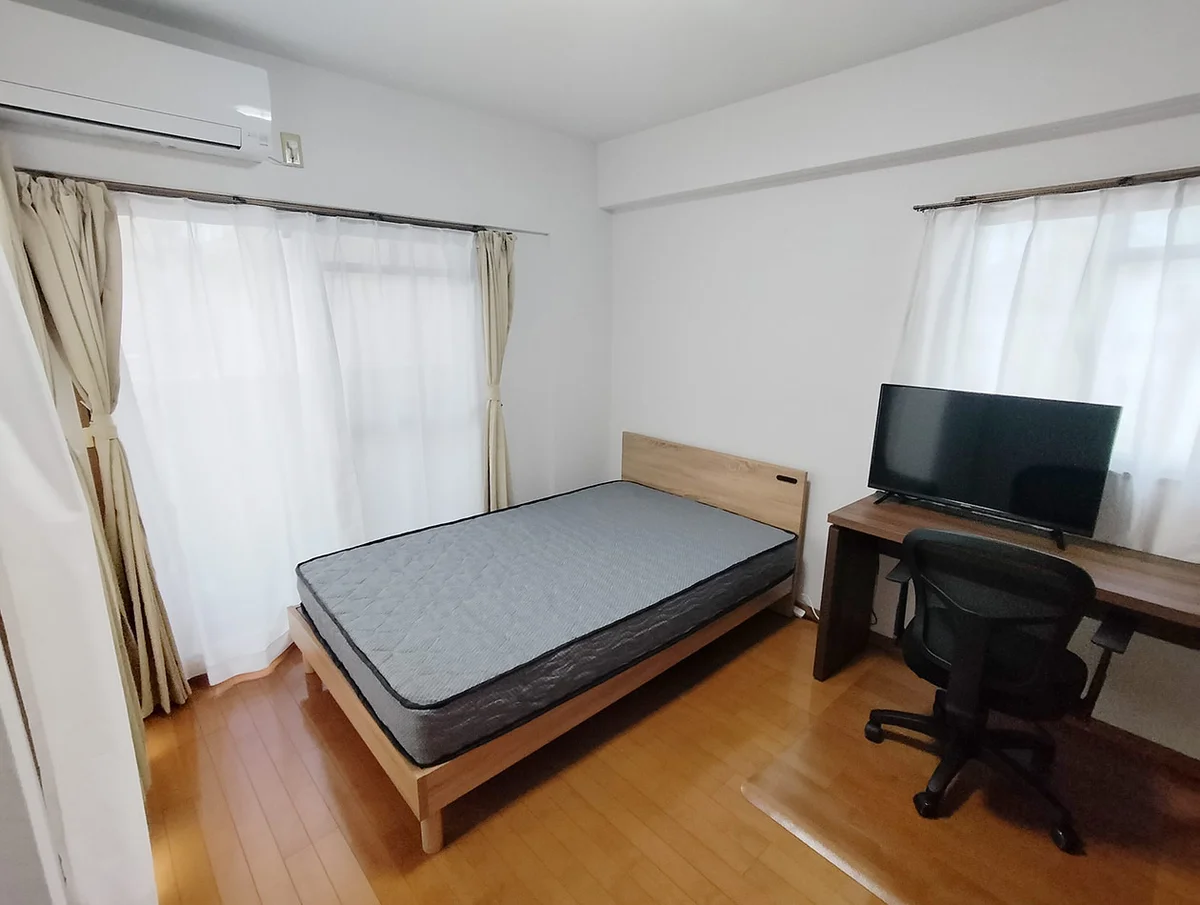 写真はお部屋のイメージです。ラグなどの室内装飾はございません。