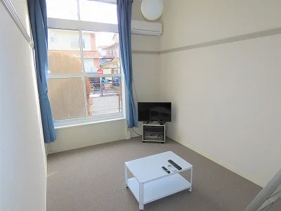 カーテンやテーブル、テレビも備え付けです