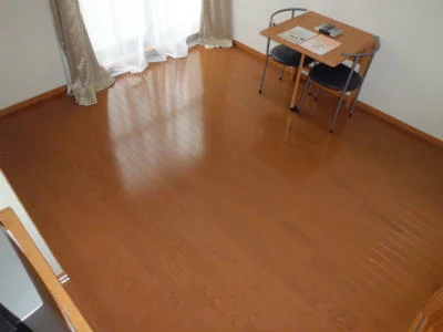 ベッドの上から居室を見下ろすと・・・