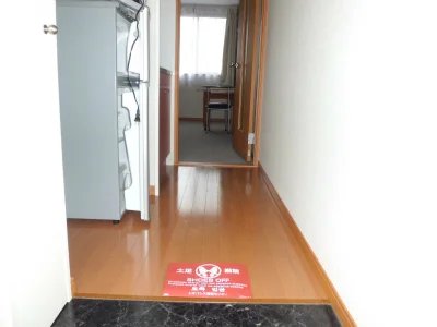 通路はフローリング。居室はカーペット敷きです。