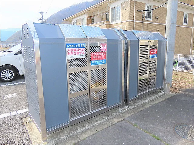 敷地内にゴミ庫が設置されておりゴミ捨てに便利です