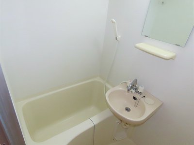 洗面台とユニット式のお風呂です