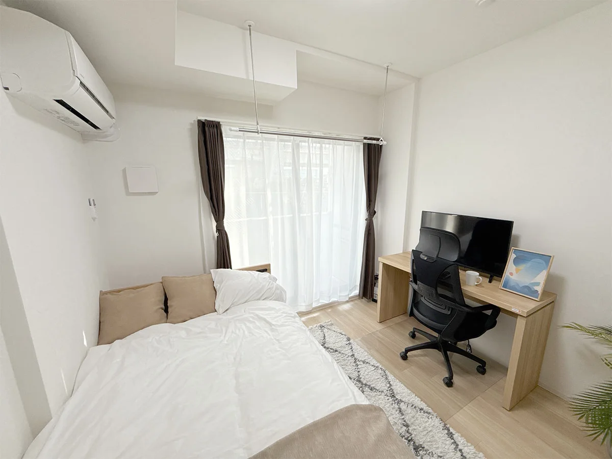 写真はお部屋のイメージです。ラグなどの室内装飾はございません。