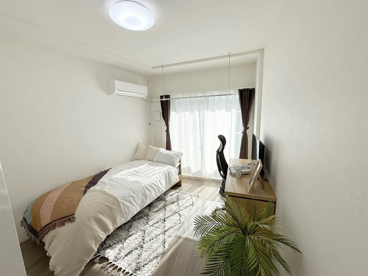 写真はお部屋のイメージです。ラグなどの室内装飾はございません。