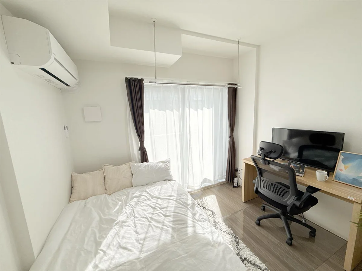 写真はお部屋のイメージです。ラグなどの室内装飾はございません。