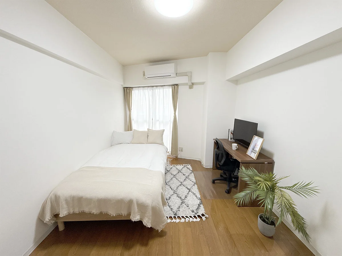 写真はお部屋のイメージです。ラグなどの室内装飾はございません。