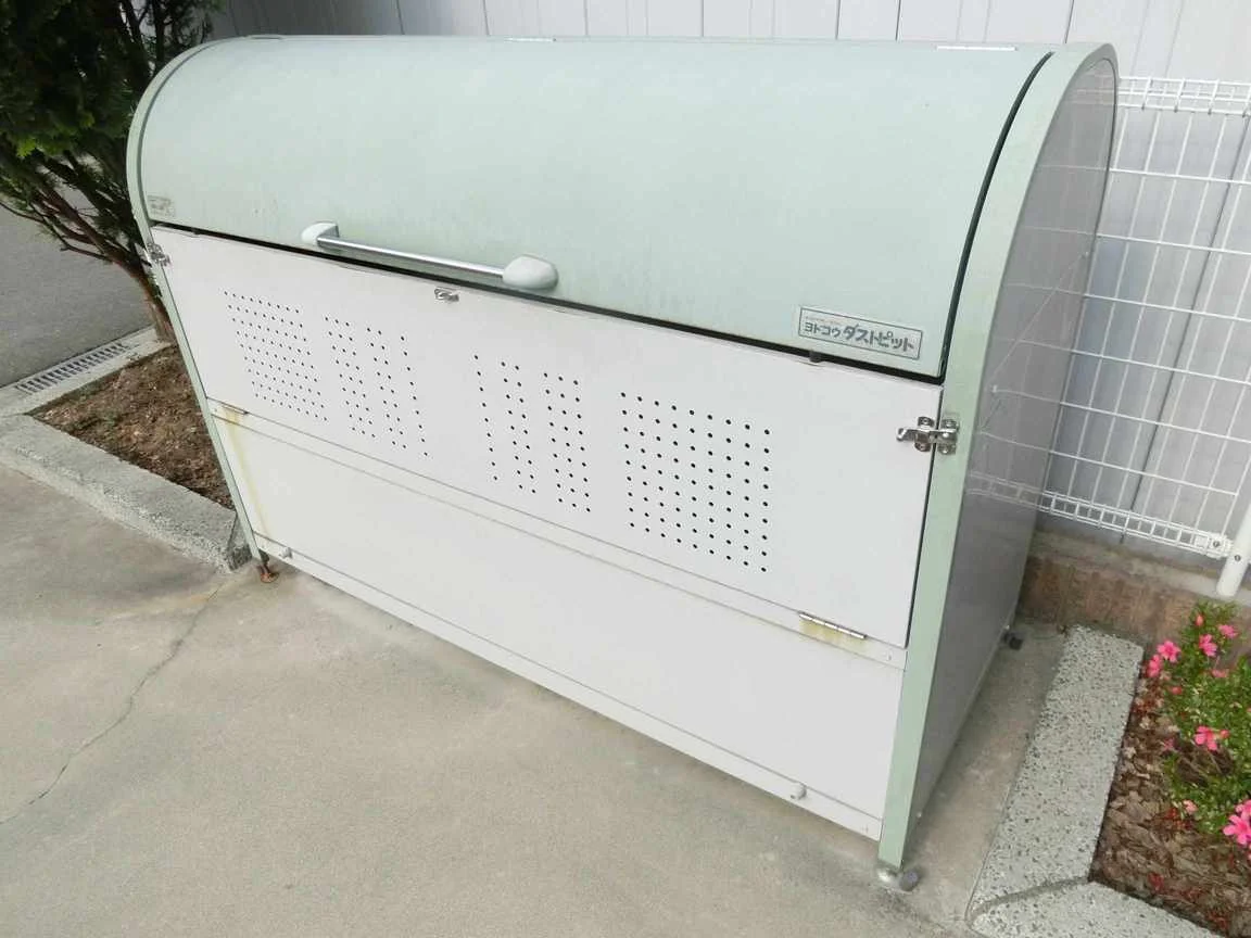 敷地内にゴミ庫が設置されておりゴミ捨てに便利です