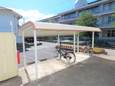 屋根付き駐輪場あり