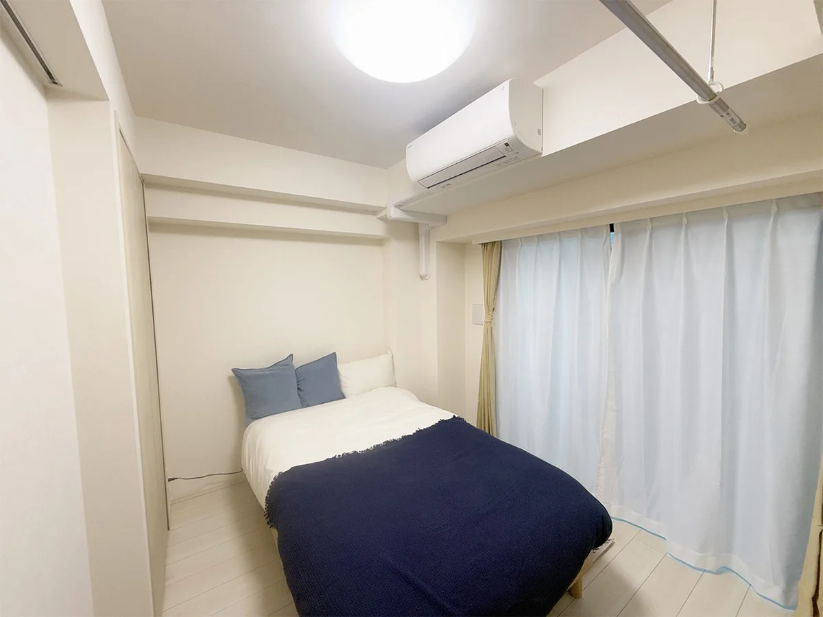 写真はお部屋のイメージです。ラグなどの室内装飾はございません。