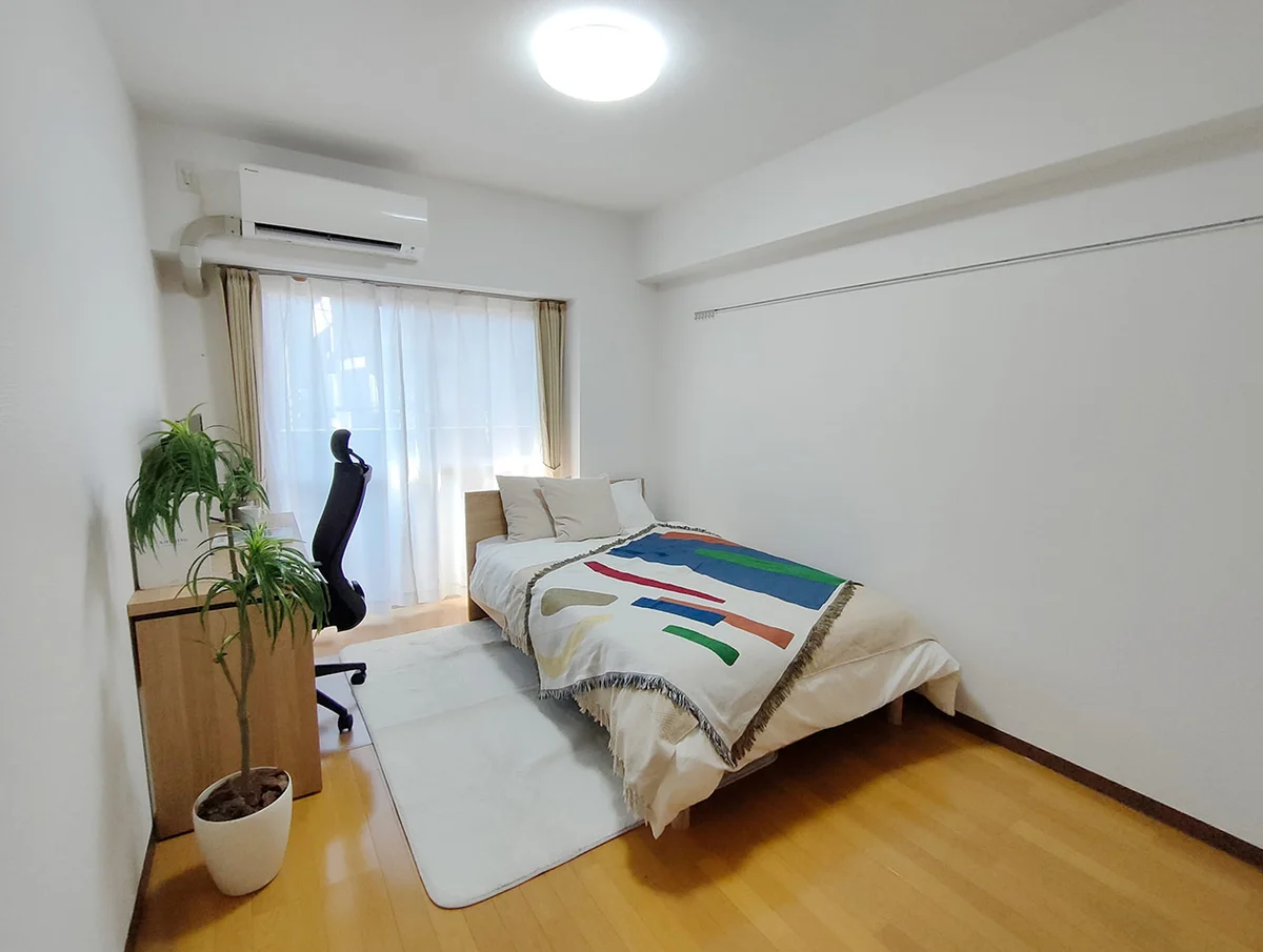 写真はお部屋のイメージです。ラグなどの室内装飾はございません。