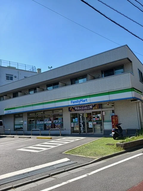 ファミリーマートまで220m