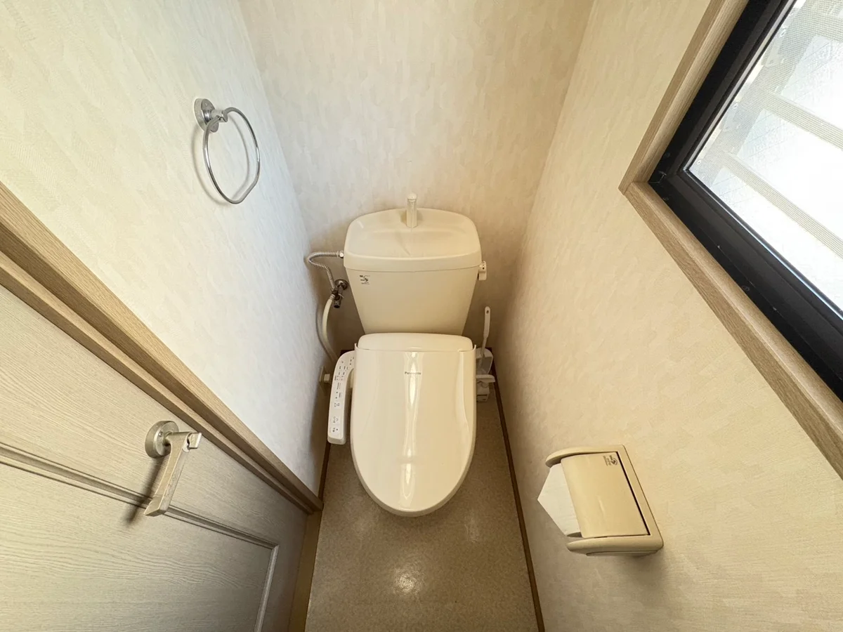 ウォシュレットつきのトイレです。老若男女皆様に安心してご利用いただけますね☆トイレにもトイレ用洗剤とトイレ用ブラシをご用意しておりますので長期ご利用の場合の気になる汚れなどもお掃除して頂けます＾＾