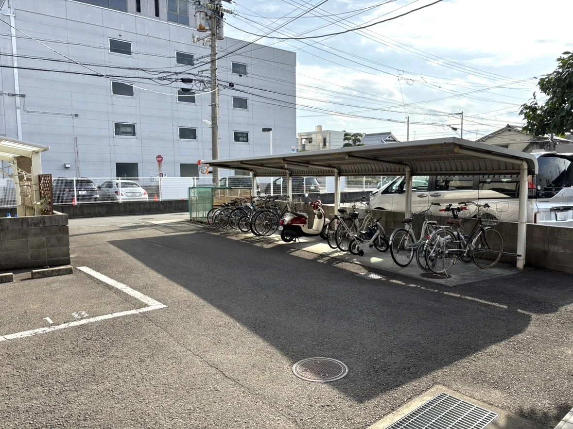 屋根付き駐輪場あります。