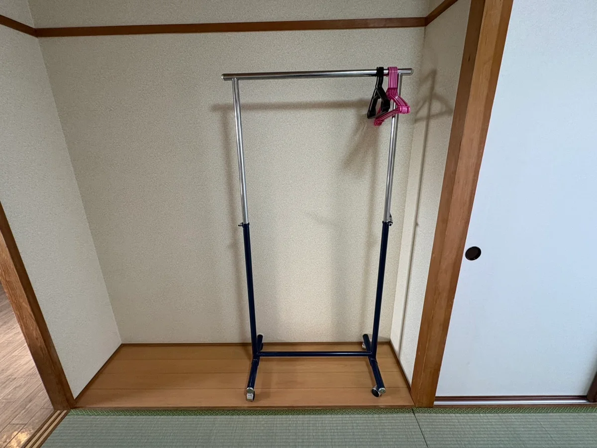 ラック付きなので、そのまま衣類をかけることができます♪