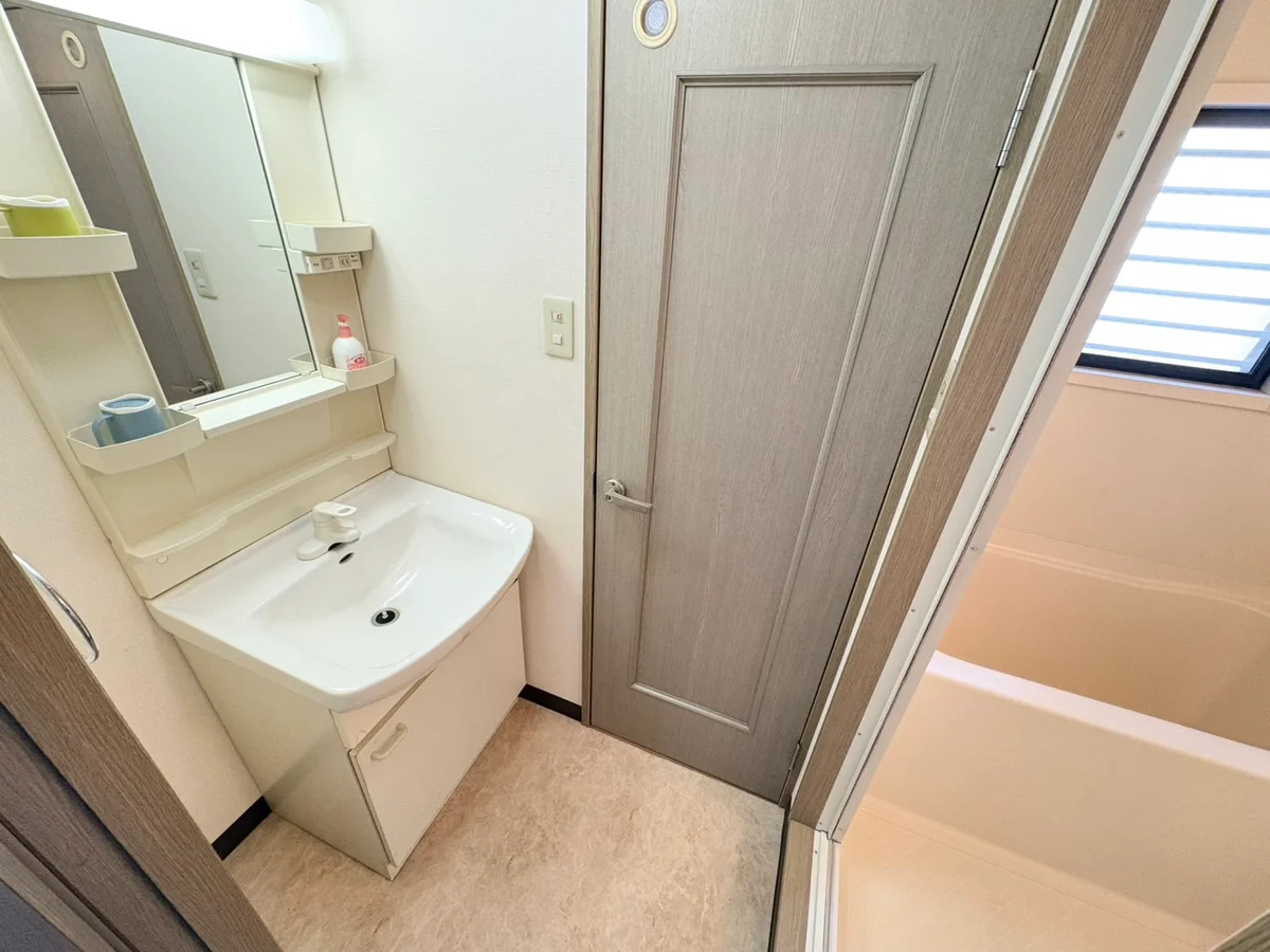 嬉しい独立洗面台付★☆忙しい朝でも余裕をもって身だしなみが整えることができます♪