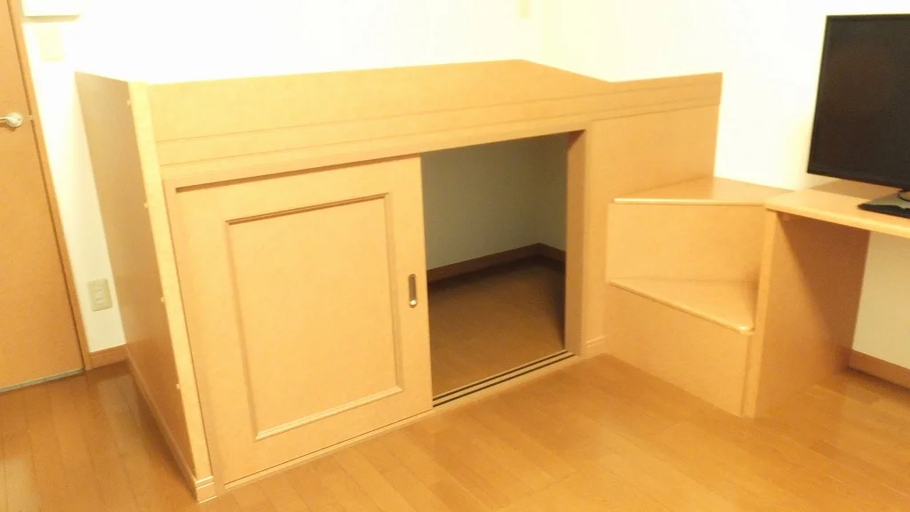 ベッドの下にも、収納スペースが御座います。