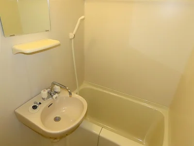 洗面台とユニット式のお風呂です