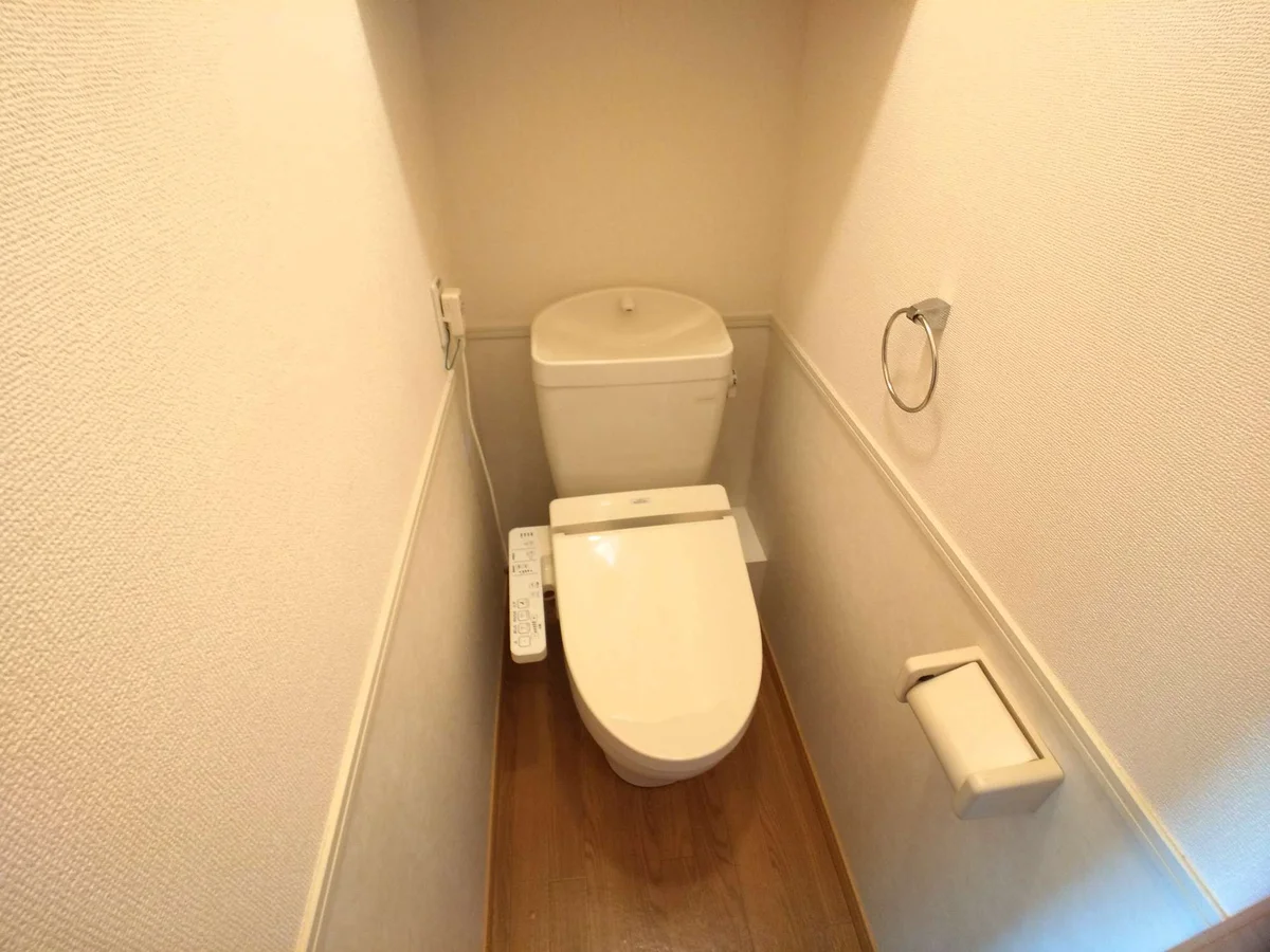 明るく清潔感のあるトイレ