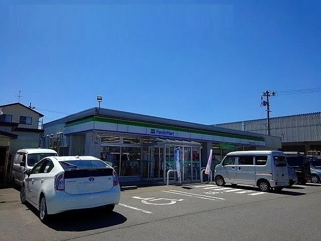 ファミリーマートまで450m