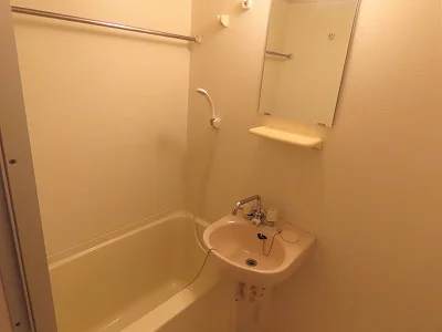 洗面台とユニット式のお風呂です