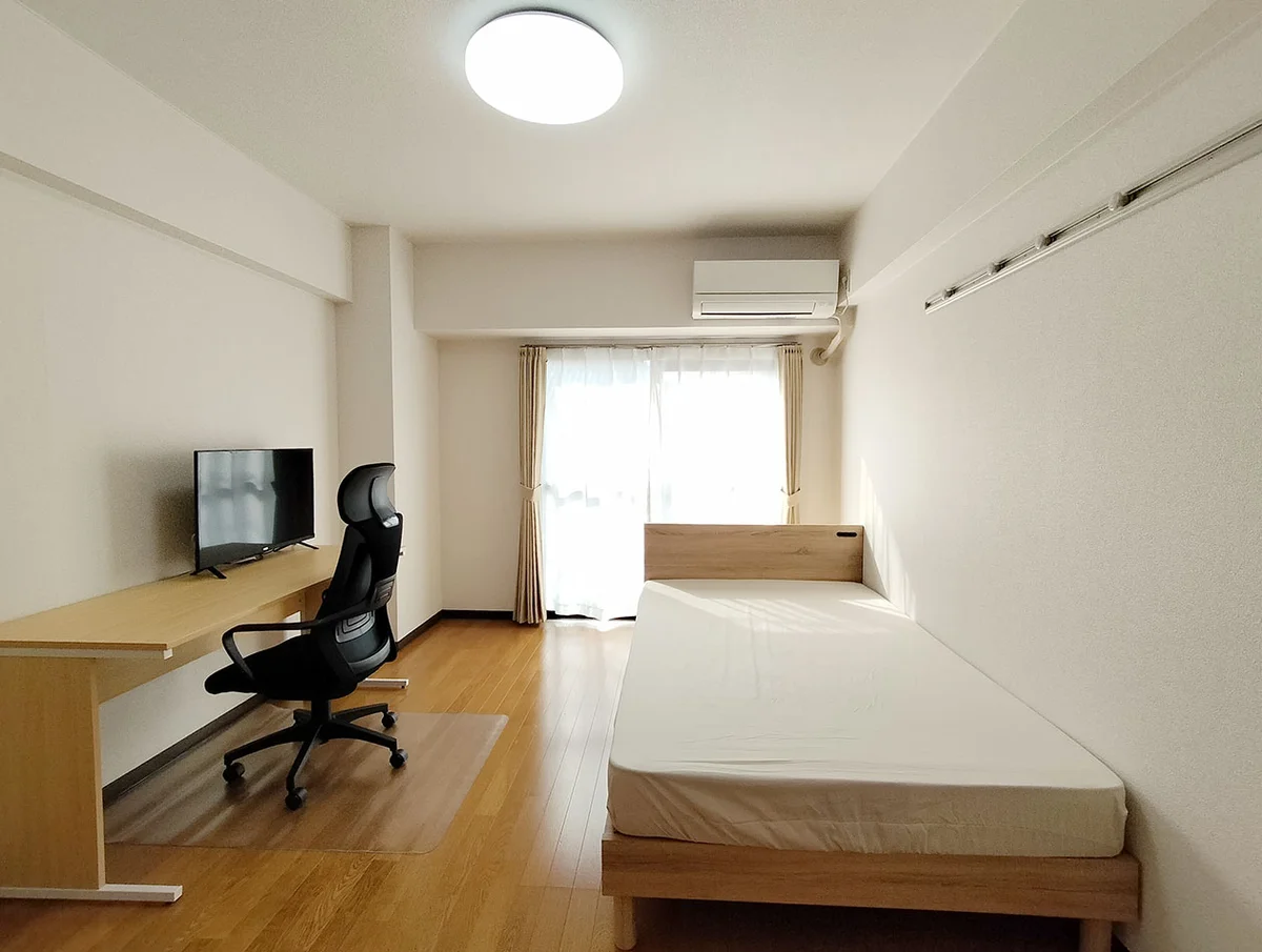 写真はお部屋のイメージです。ラグなどの室内装飾はございません。