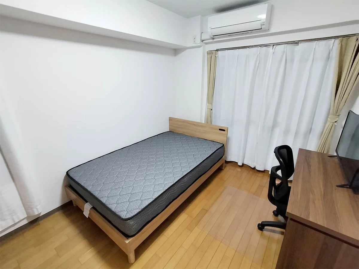 写真はお部屋のイメージです。ラグなどの室内装飾はございません。