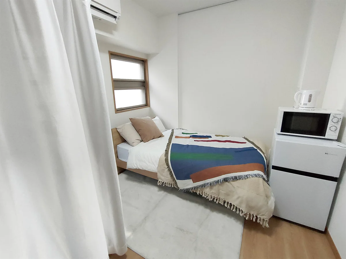 写真はお部屋のイメージです。ラグなどの室内装飾はございません。