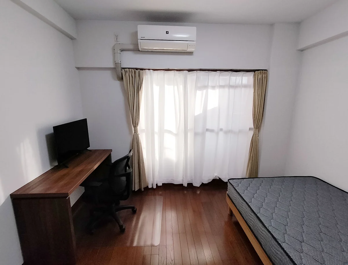 写真はお部屋のイメージです。ラグなどの室内装飾はございません。