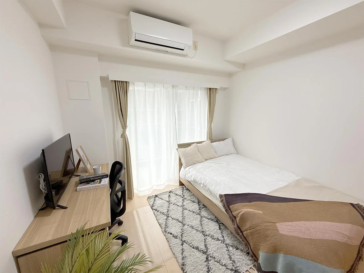 写真はお部屋のイメージです。ラグなどの室内装飾はございません。