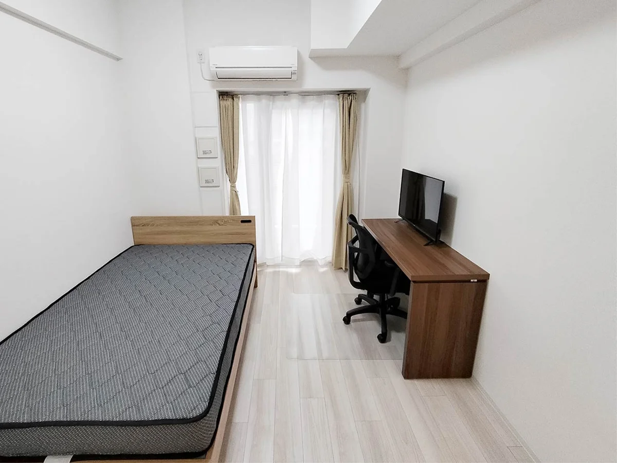 写真はお部屋のイメージです。ラグなどの室内装飾はございません。