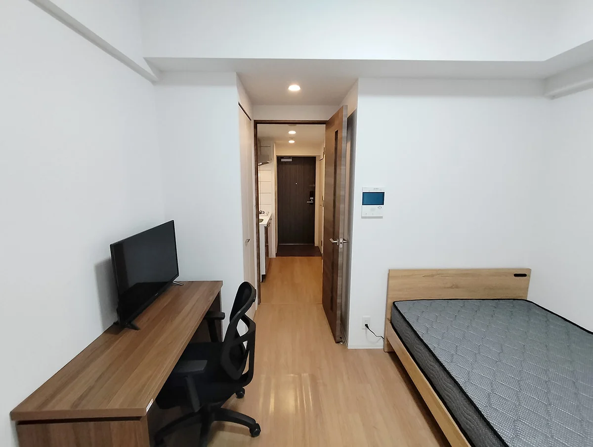 写真はお部屋のイメージです。ラグなどの室内装飾はございません。