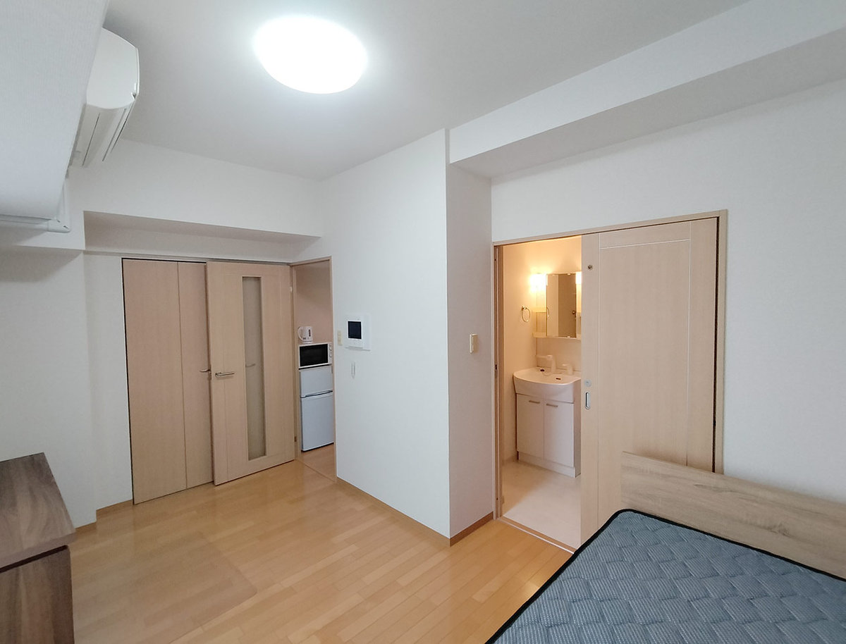 写真はお部屋のイメージです。ラグなどの室内装飾はございません。