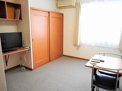 カーテンやテーブル、テレビも備え付けです