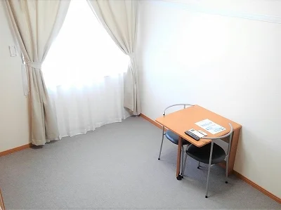 テーブルは折り畳み式です