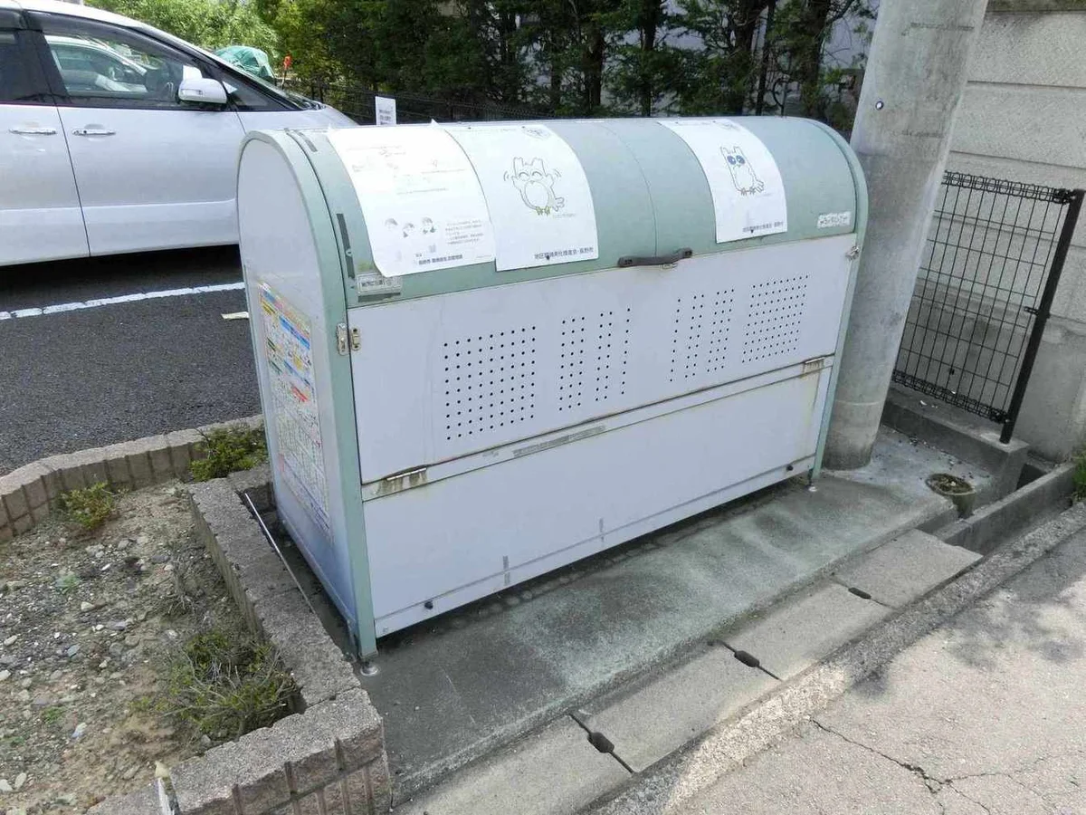 敷地内にゴミ庫が設置されておりゴミ捨てに便利です