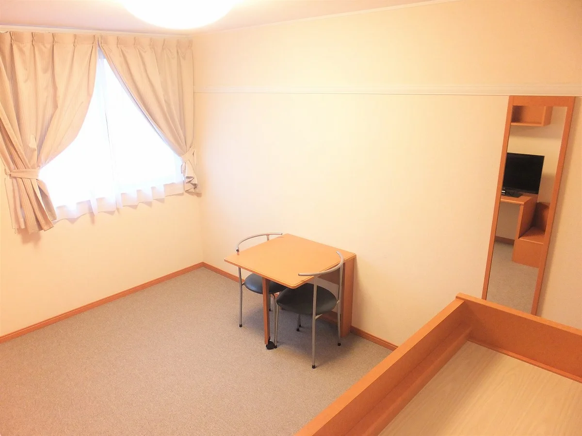 テーブルは折り畳み式です