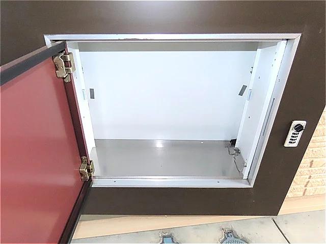 玄関扉に宅配ボックスあり